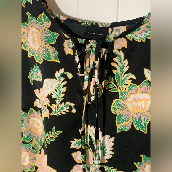 5/$25 Item: Who What Wear Floral Blouse - Picture 5 of 9